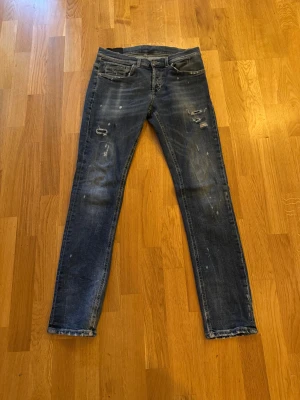 Dondup jeans - Säljer nu dessa dondup jeans, köpte på nk för ca 3,5, typ aldrig använda och är i mycket bra skick, hör av er vid frågor 