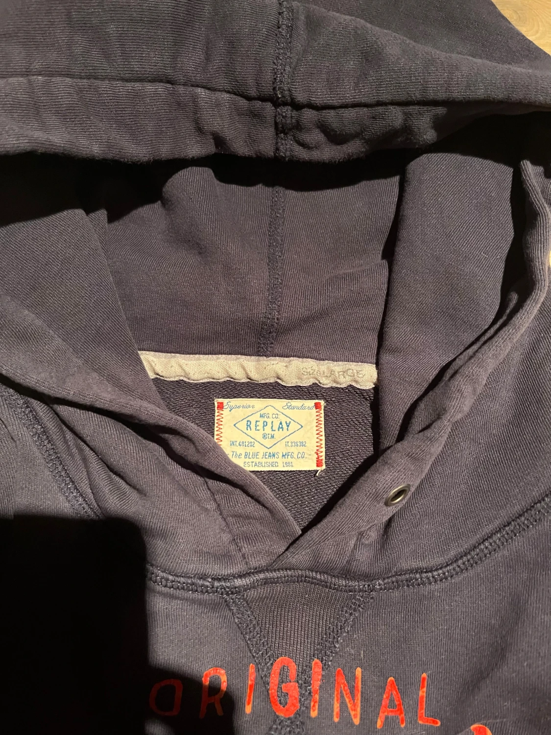 Mörkblå Replay hoodie med röd print - 2