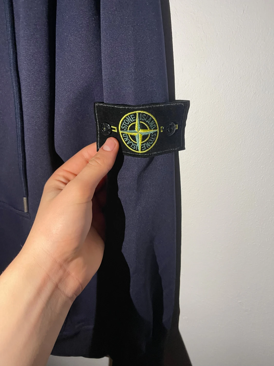 Marinblå hoodie från Stone Island - 3