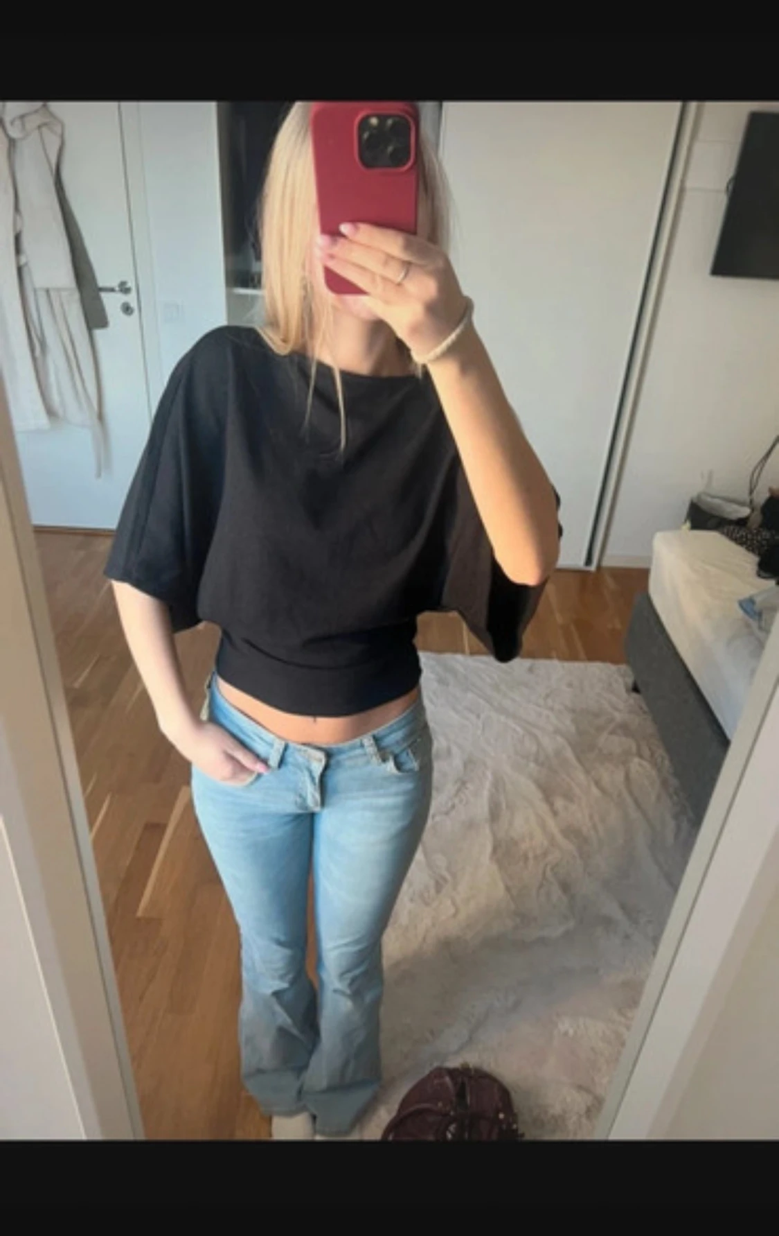 Svart figursydd topp