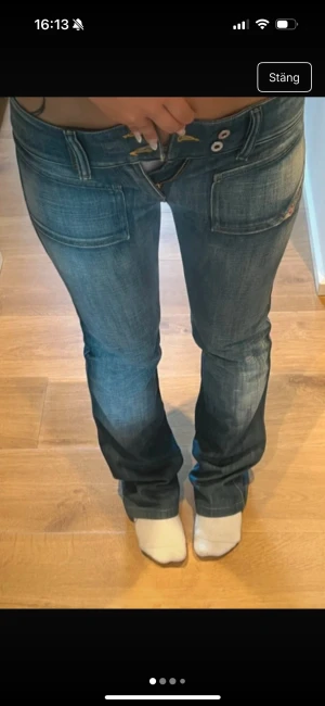 Lågmidjade diesel jeans - Snygga blåa diesel jeans med en låg midja. Köptes på vinted men är tyvärr för små så måste sälja de vidare (därav den förra säljarens bilder) Storlek: 26 Midjemått: 37 cm 
