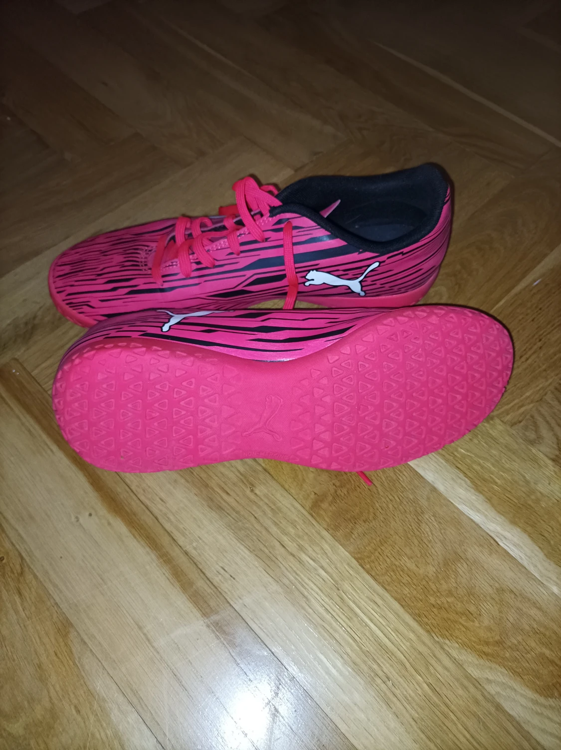 Rosa och svarta fotbollsskor från Puma - 2