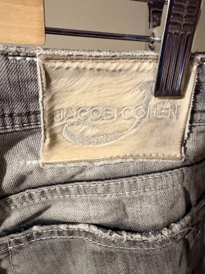 Jacob cohën - Skick 8/10 sliten lapp annars fina✅.                    Modellen är comfort 688 i storlek 34📏.             Sjukt feta slitningar på byxorna