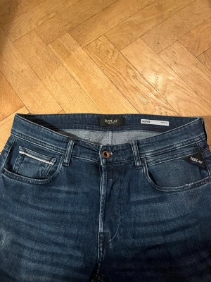 Blå Replay Grover - Säljer ett par mörkblå Replay jeans i moddelen Grover. Det är måtten 30/30.