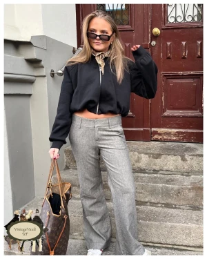 Grå kostymbyxor - Jättesnygga kostymbyxor med låg midja! Passar både till vardag och fest. Bara att höra av dig vid frågor!