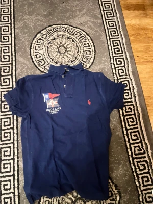  Mörkblå Ralph Lauren piké -  Har använt fåtal gånger