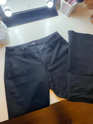Lågmidjade kostymbyxor  - Hej, jag säljer lågamidjade kostymbyxor från bikbok, storlek 34, dem är aldrig använda💗nypris 500
