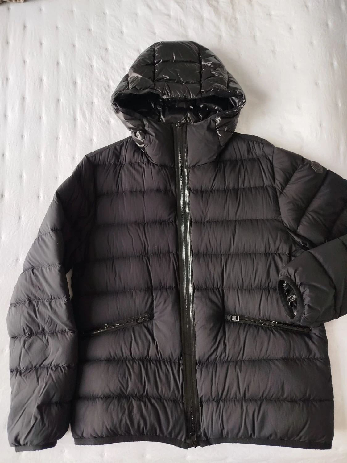 Svart Moncler pufferjacka med huva