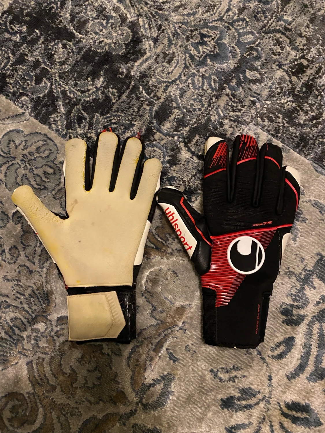 Uhlsport svarta och röda målvaktshandskar - 2