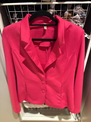 Rosa kavaj - En jätte fin kavaj med figur framhävande detaljer och fickor från soya koncept i Stlk M