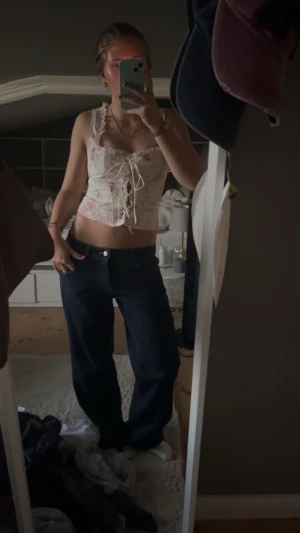 Topp - Jättesnygg blommig topp med snörning🩷🩷