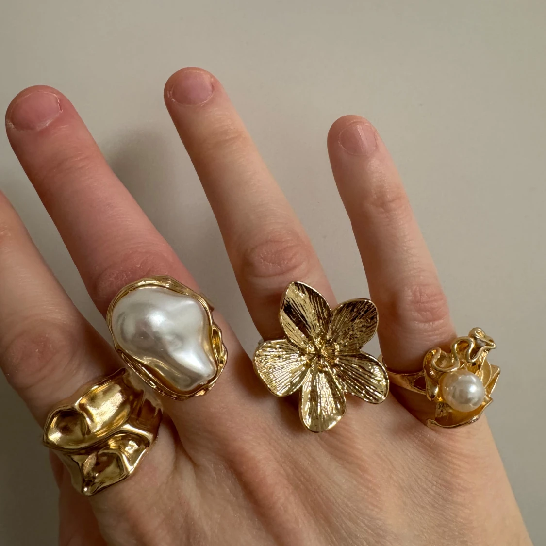 Nya Fyra chunky ringar med pärlor och blomma