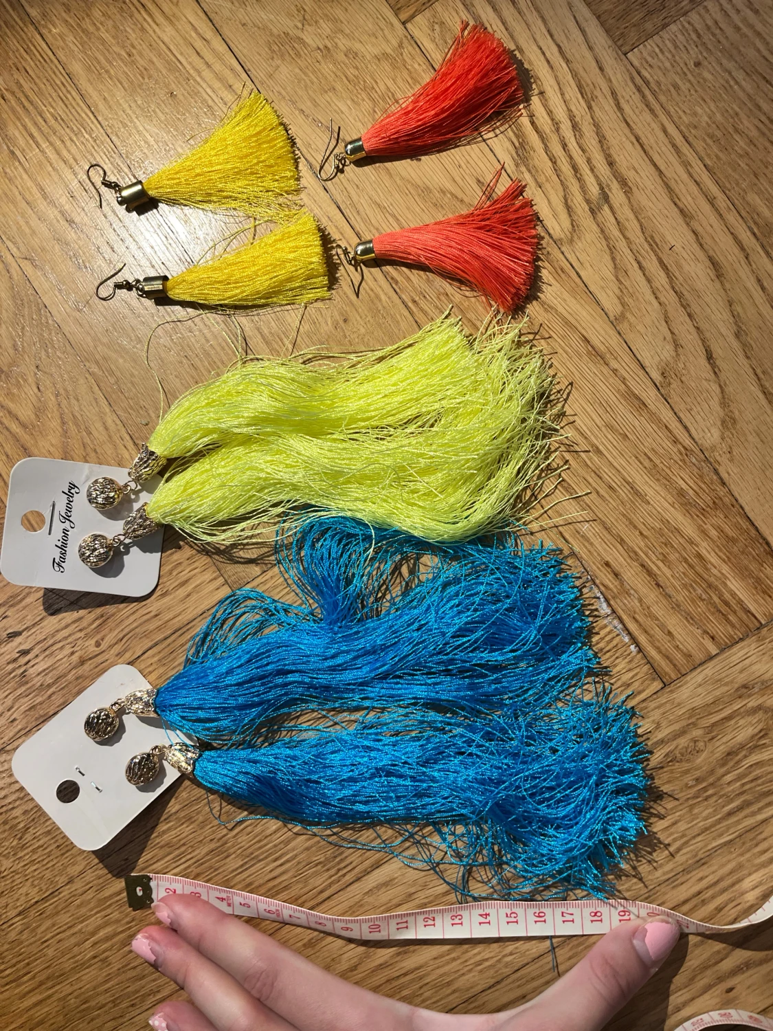 Färgglada tofsörhängen i olika färger