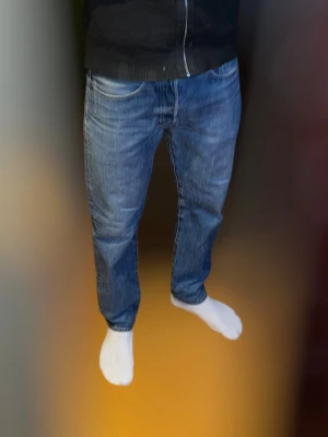 Levi's 501 CT jeans blå 31/32 - Säljer ett par klassiska Levi's 501 CT jeans vilket betyder att de är lite tajtare än vanliga 501. Skicket är mycket bra och svara gärna på era frågor 😀 