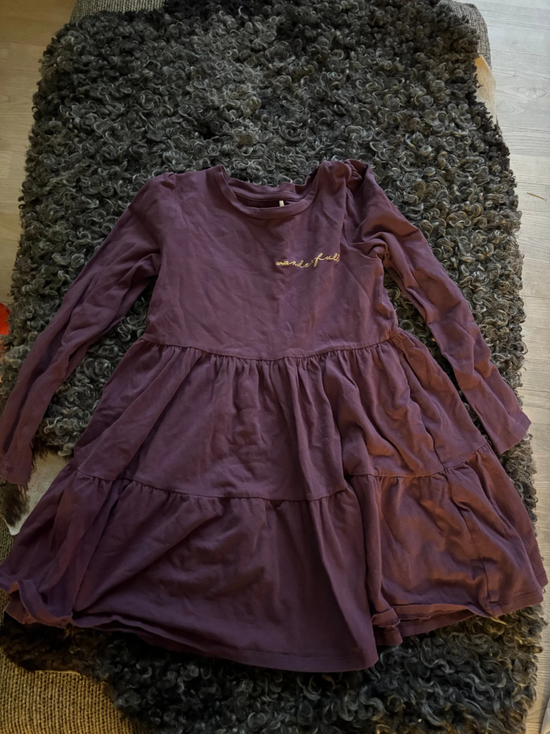 Lila volangklänning med matchande tuffa leggings NAME IT 