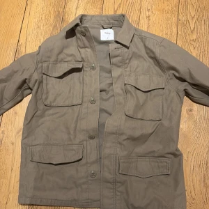Mörkgrön overshirt - En riktigt snygg overshirt av den tjockare typen som värmer bra. Sjukt snygg till många outfits. Perfekt för kallare väder. Väldigt fint skick utan några skador. 