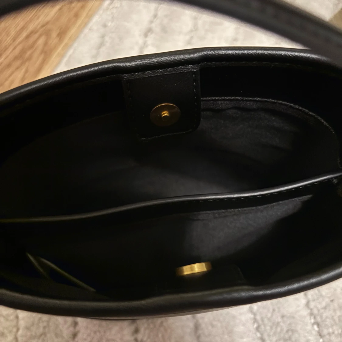 Svart axelväska från mango - 2