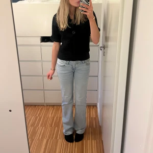 Ljusblå lågmidjade bootcut jeans - Så trendiga lågmidjade ljusblå bootcut jeans från lager 157 😍jag är 175 cm 🤗använda enbart någon enstaka gång så i mycket bra skick. Hör av er om ni har några frågor 😽