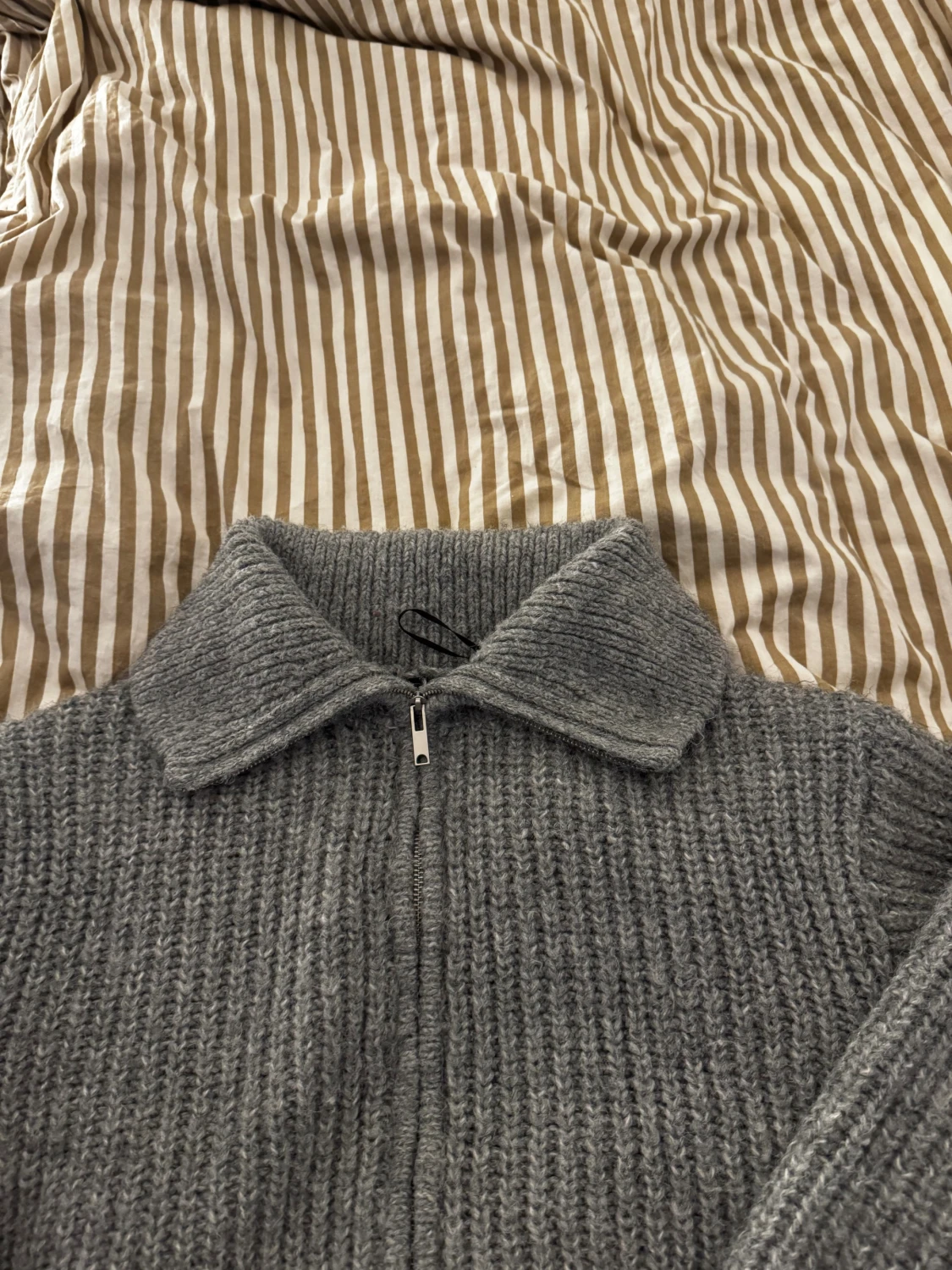 grå stickad zip gröja  - 1