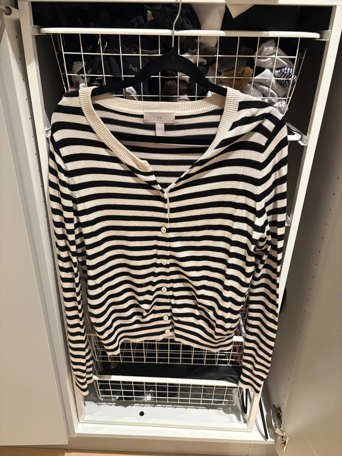 Randig kofta från H&M i svart och vit