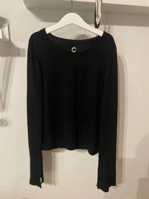 Svart långärmad tröja - Svart långärmad tröja med rund hals. Tröjan har en enkel och clean look, perfekt för att matcha med jeans eller kjol. Materialet känns mjukt och lätt mot huden.