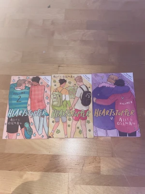 Heartstopper Vol 2-4 - Heart stopper 2 3 och 4 har inte 1 de är inte i bra skick, på kanterna på sidorna så är de nått på dom, så ja säljer dessa för bara 20 kr stycket men bok 4 är som helt ny men ska försöka få bort de med sand paper