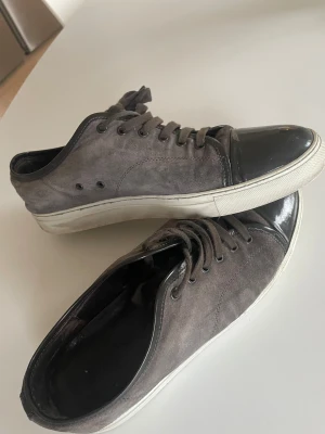 Lanvins - Säljer nu mina tvär feta mörkgråa lanvins. Storlek Uk 8. Nypris runt 5000 mitt pris 1999. Vid fler frågor och funderingar är det bara att höra av sig. Pris ej hugget i sten