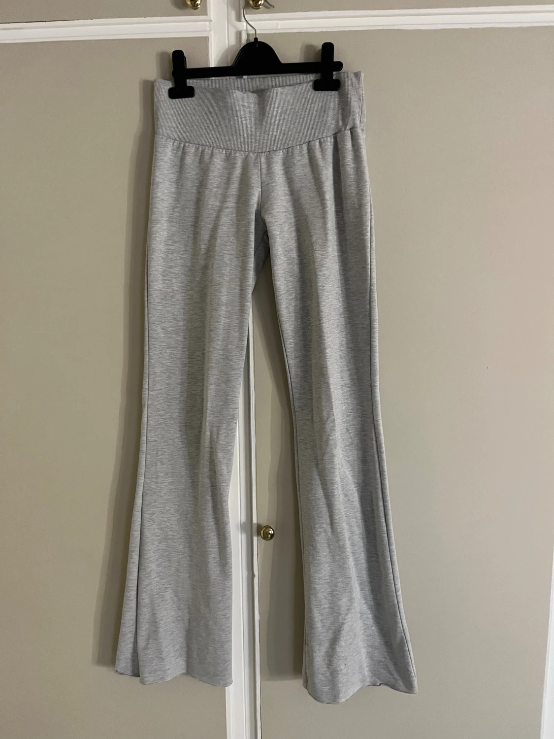 Grå bootcut mjukisbyxor från Nelly XS - 2