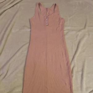 Klänning  - Säljer en rosa klänning, med knappar som ser ut som ”diamanter”, superfin passform, passar både XS/S, från Gina, jättefin på.🩷
