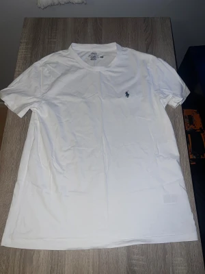 Ralph Lauren t-shirt - Nytt skick, inte använd - Säljer för den var för stor - Perfekt som julklapp - Fraktar samma dag eller dagen efter! Har du frågor, hör av dig🤟🏼