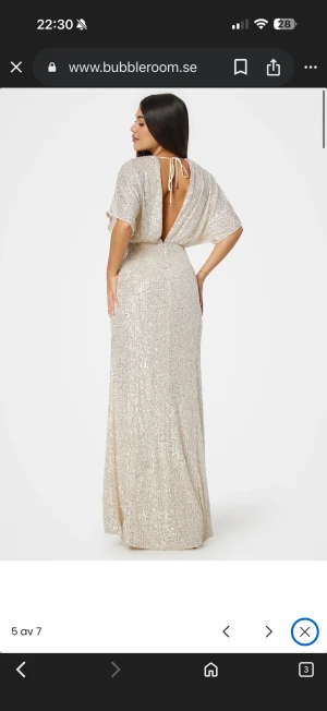 Champagnefärgad glittrig långklänning bubbleroom, slutsåld!! - Säljer denna supersnygga balklänningen❤️‍🔥Använd endast en gång! På balen ✨Sista bilden är min egna bild😍Storlek XS💖🔥Nypris:999kr och den är heeelt slutsåld på hemsidan!✨✨Perfekt nu till alla som ska gå på bal😍 