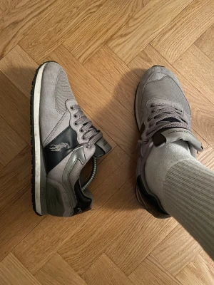 Ralph Lauren skor - Skitsnygga gråa och navy blåa dojor från ralph lauren sport. Skorna i princip i nyskick men använda. Storlek 43 och jävligt sköna. Priset kan diskuteras .