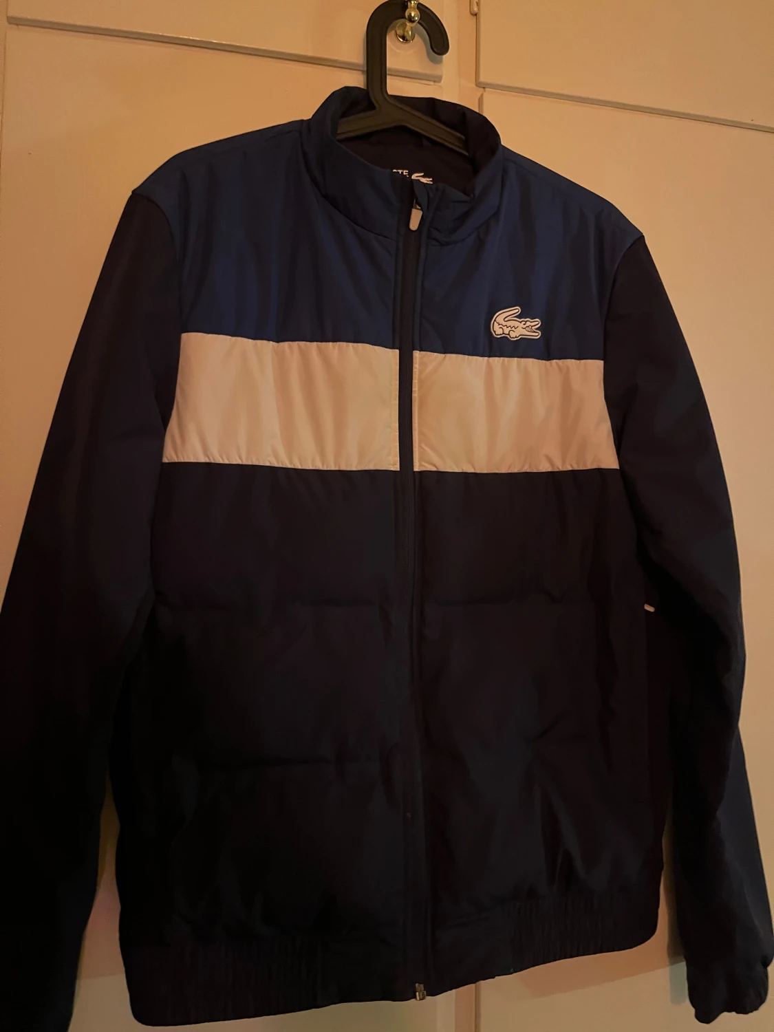 Blå och vit pufferjacka från Lacoste