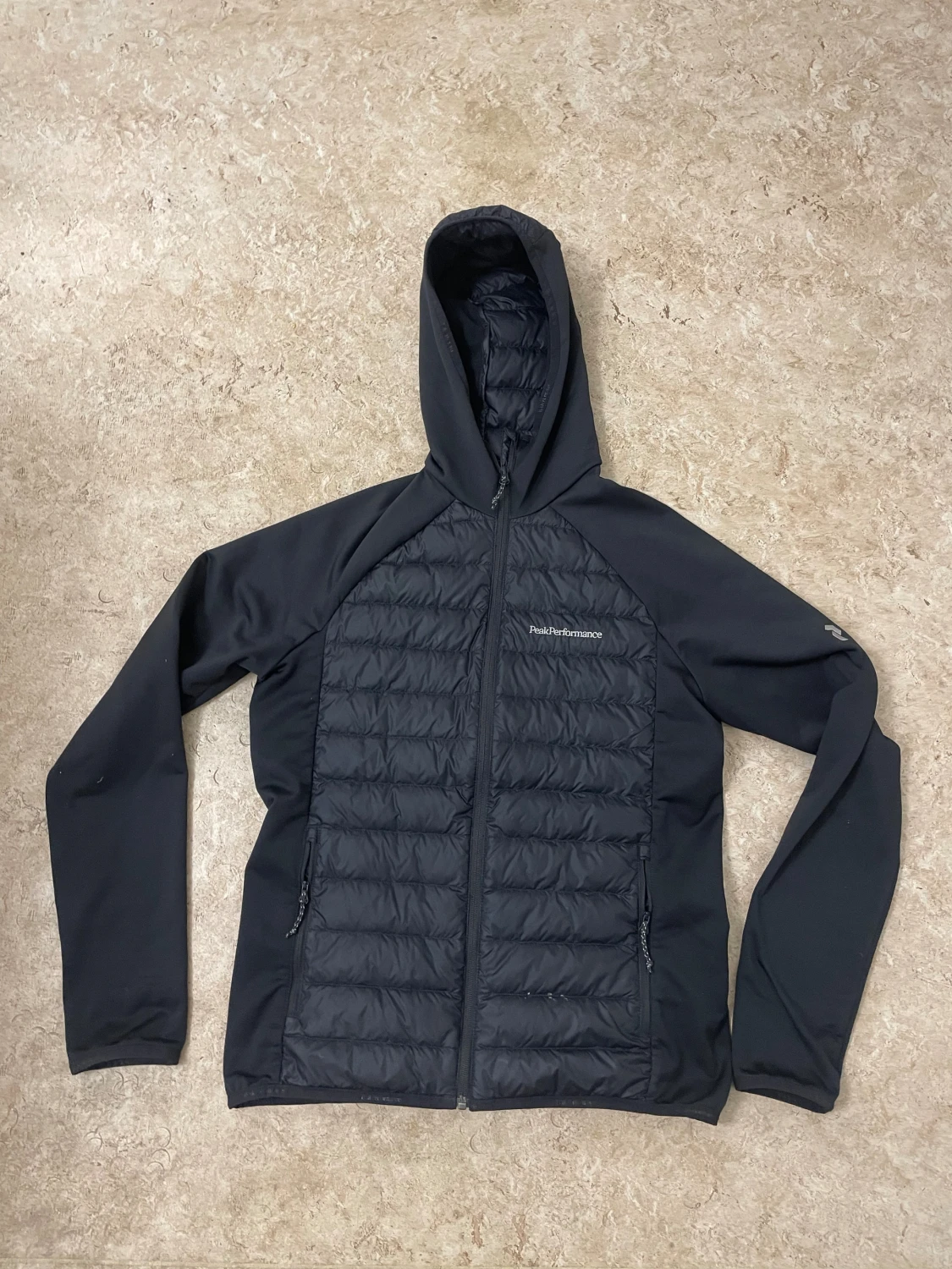 Svart Peak Performance pufferjacka