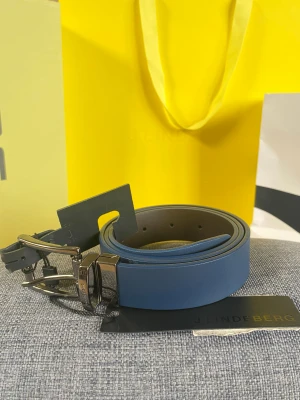 J.Lindeberg Bälte - Tja! Säljer detta extremt stiliga bältet från J.Lindeberg för endast 249kr. | Nypris - 1200kr | Skick - Oanvänd 10/10 | Size - 85cm 30-31 | Medföljer - Og/Tags | Tveka inte det minsta att höra av dig om du har frågor eller funderingar! 