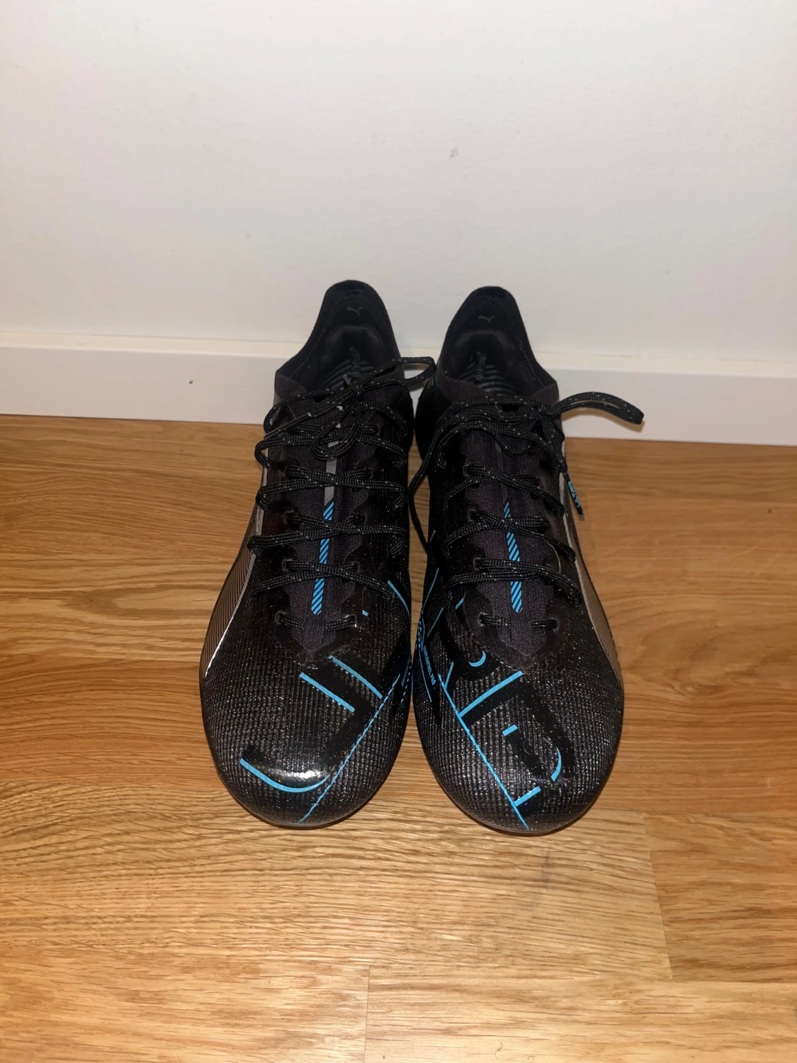 Svarta Puma fotbollsskor - 1