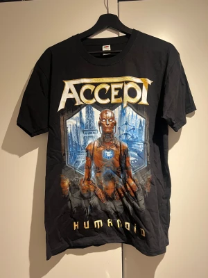 Rock T-shirt - Merch tisha av Accept. Köpt på deras konsert, 1 år gammal men aldrig använd. Strl M 🩷