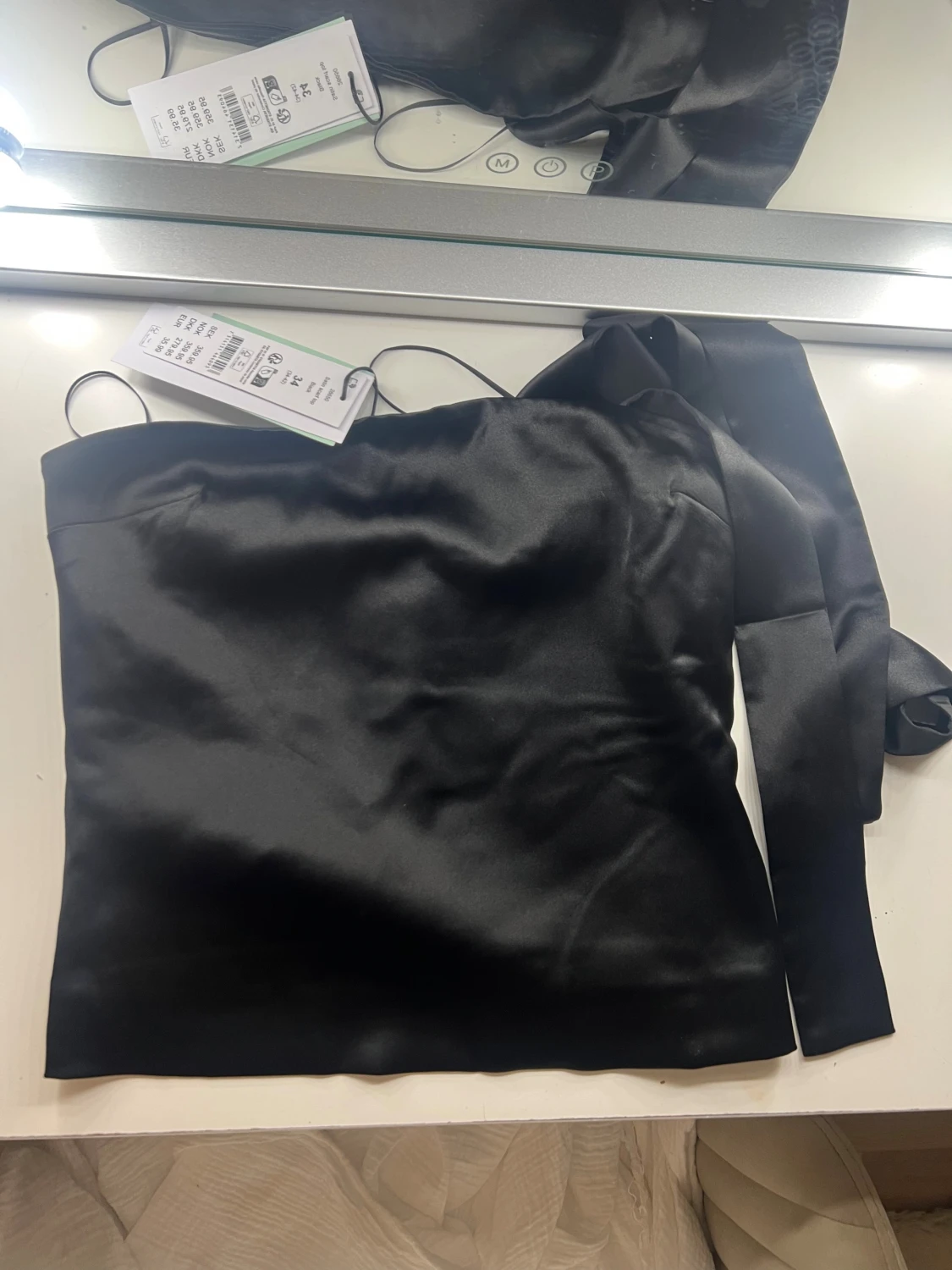 Svart satin tubtopp med knytband