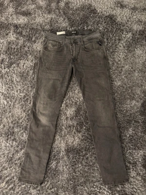 Replay anbass - Säljer dessa replay anbass i nästintill nyskick! Jeansen är storlek 33/32 och sitter slim!