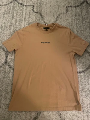 Tommy Hilfiger T-Shirt - Riktigt skön tisha från Tommy hilfiger i storlek L. Perfekt nu inför vintern under hoodien. Väldigt fint skick priset är ej spikat, kom med förslag. Köpt på Mall of scandinavia i Stockholm. 