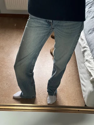Zara jeans - Jättefina Zara jeans! De har 4 små fläckar och är lite slitna (se bilderna) och därav priset💓 Strl 36 