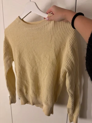 Gul stickad tröja - Söt gul stickad tröja från FB Sister i storlek XXS. Tröjan har ribbad struktur, rund hals och långa ärmar. Passar mig me xs-s