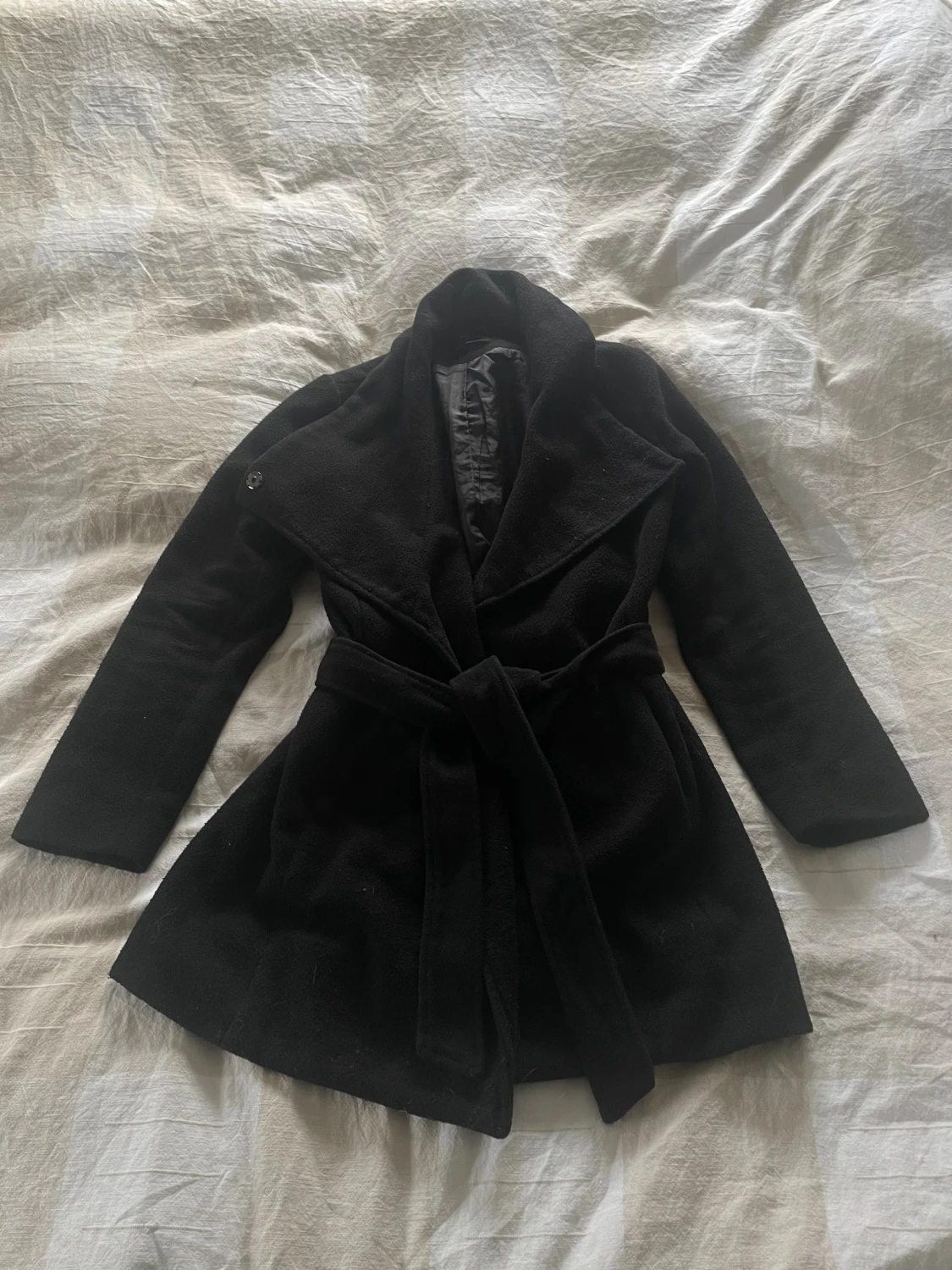 Svart kappa med bälte och krage