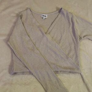 Långärmad topp  - Säljer en beige långärmad topp från Bubbelroom i storlek M. Toppen sitter jättefint på.🩷