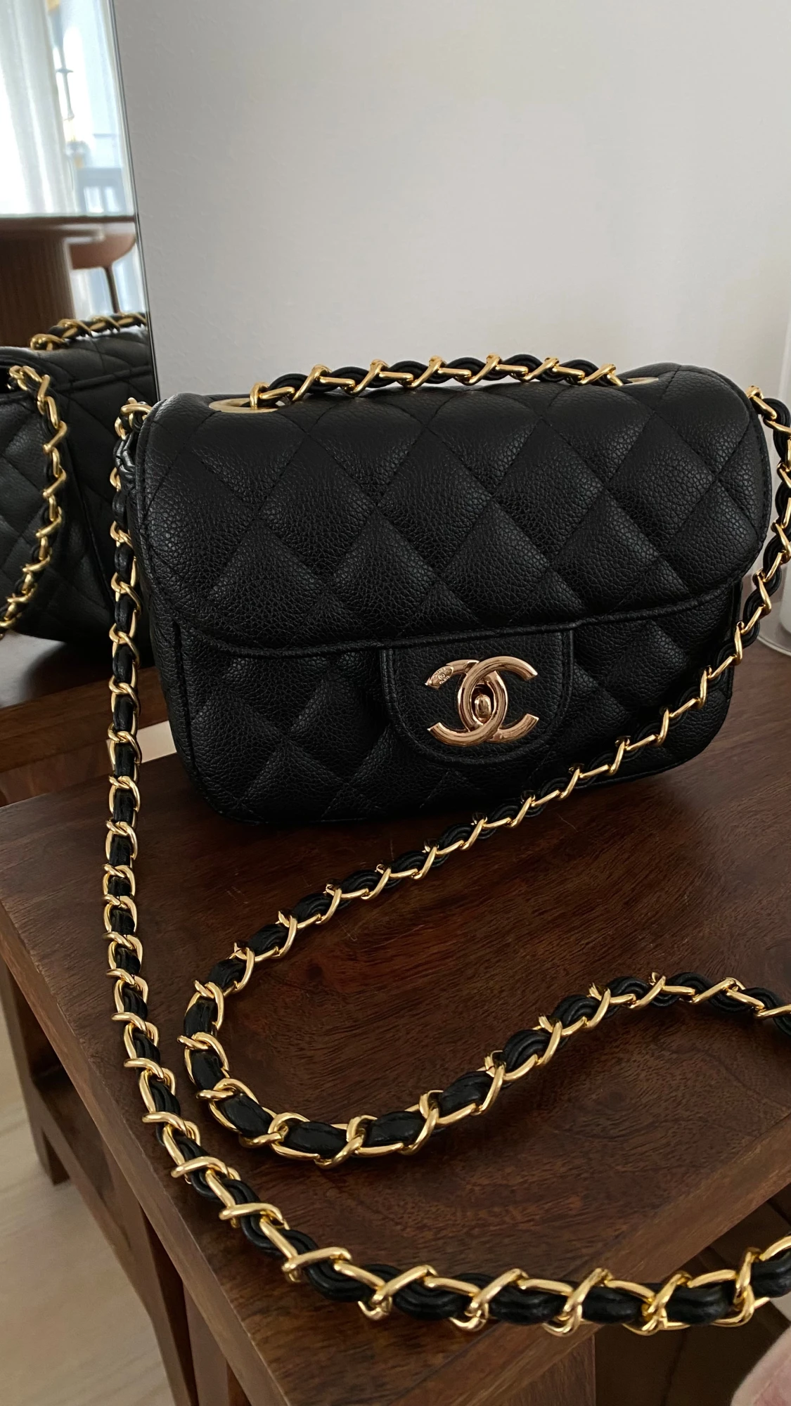 Svart väska med guldiga detaljer