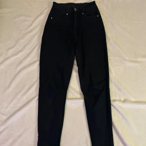 Svarta skinny jeans  - Säljer svarta skinny jeans från Shein i storlek XS/34. Högmidjade, sitter snyggt och är bekväma.🩷