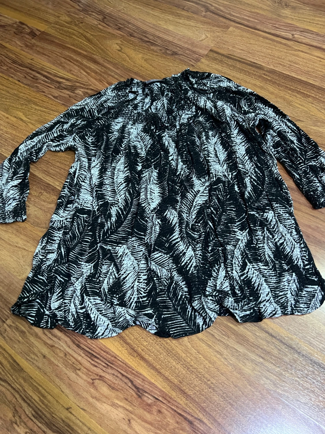 Svartvit mönstrad klänning från Violeta