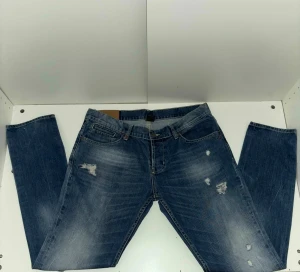 Dondup George  - Säljer ett par blå jeans med lite schystare slitningar och hål på båda benen. Använt fåtal gånger. Är storlek 38 men passar allt från 34. Vid frågor eller funderingar är det bara att höra av er.