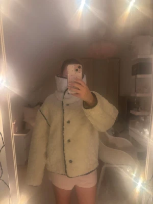 Populär päls jacka GinaTricot  - Säljer denna fina o mysiga vinter jackan ifrån GinaTricot då den ej kommit till så mycket användning - storlek xs men passar mig som bär storlek s🌨️🤍Defekter - endast lite smink på innersidan där halsen är