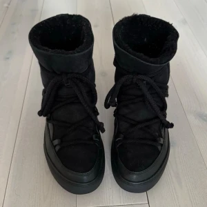 Inuikii vinterskor  - Fint använt skick! Skicket syns på bilderna. Supervarma och stilrena. 